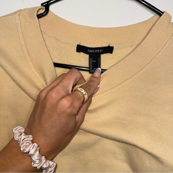 🖤Forever 21 Cream, Pink, and Teal Cropped Sweatshirt - Picture 2 of 3